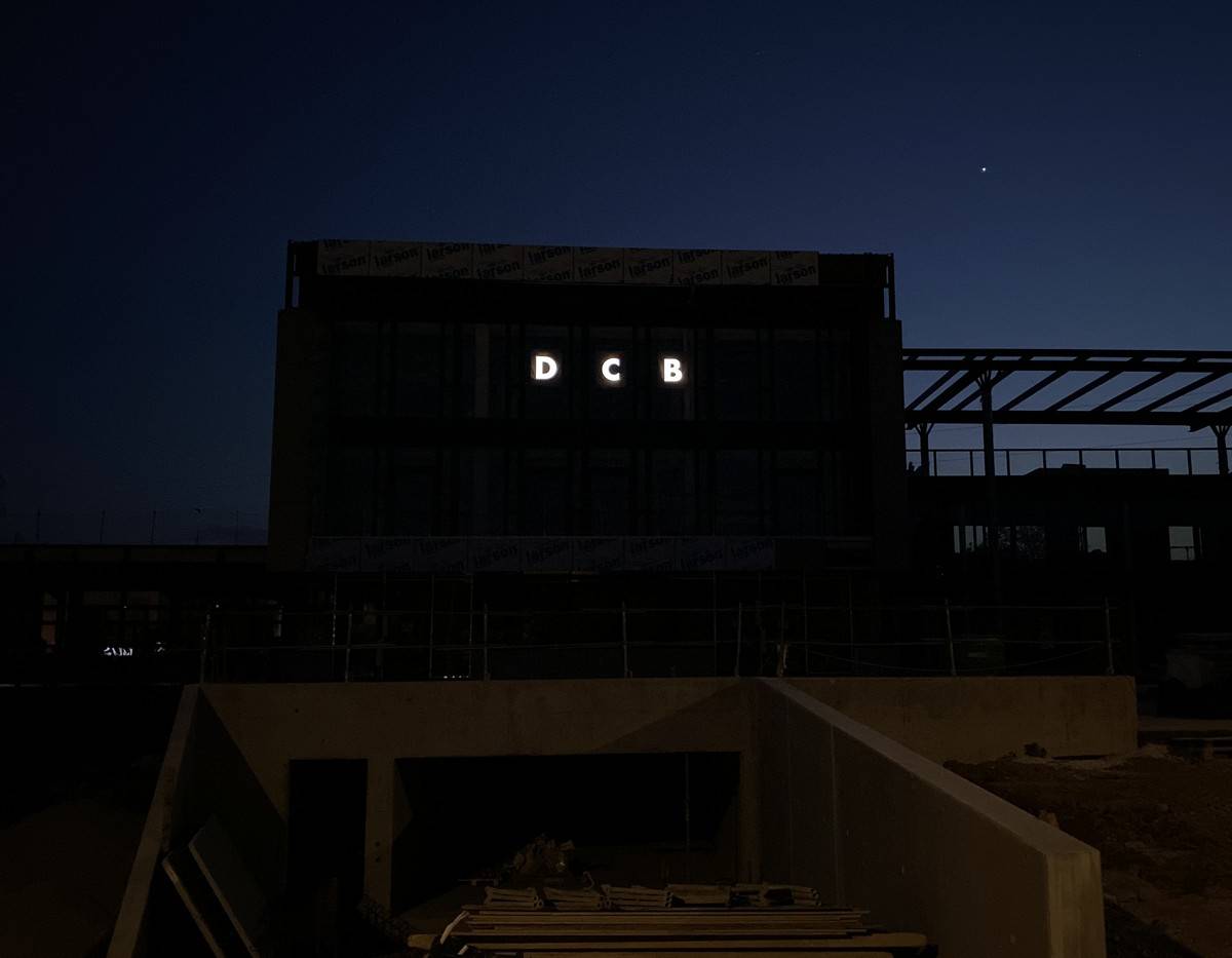 Bâche lumineuse repositionnable sur le chantier Plug & Play à Limonest pour DCB INTERNATIONAL grâce à la technologie d’électroluminescence WAS LIGHT