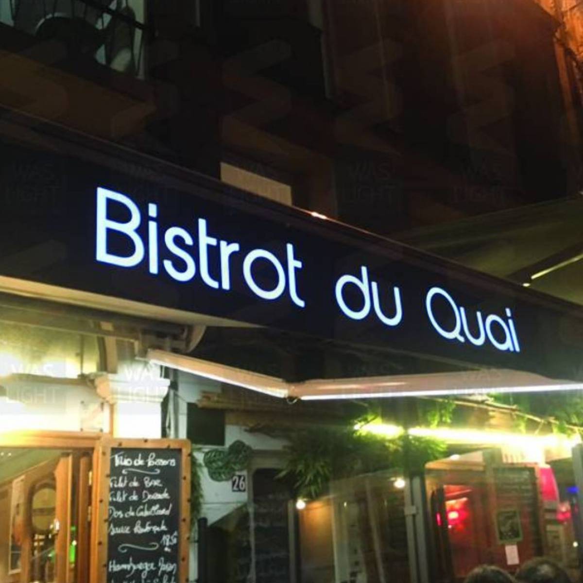Création et production d'un lambrequin lumineux pour le restaurant Le Bistrot du Quai à La Rochelle commune située dans le département de la Charente-Maritime