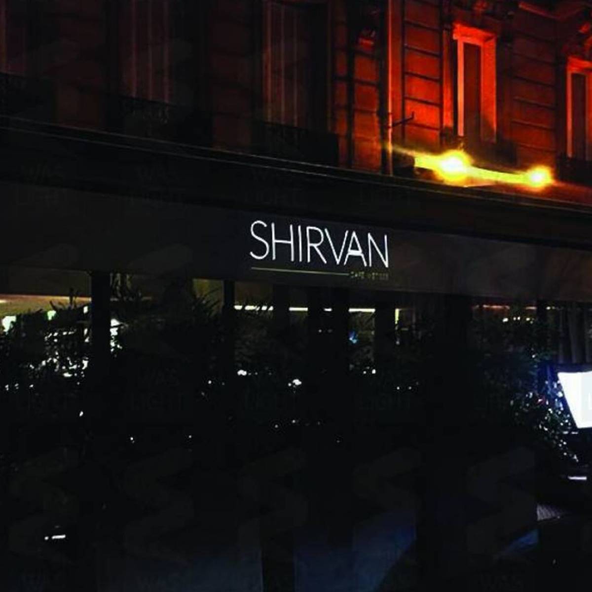 Lambrequin luminescent pour le restaurant Shirvan à Paris