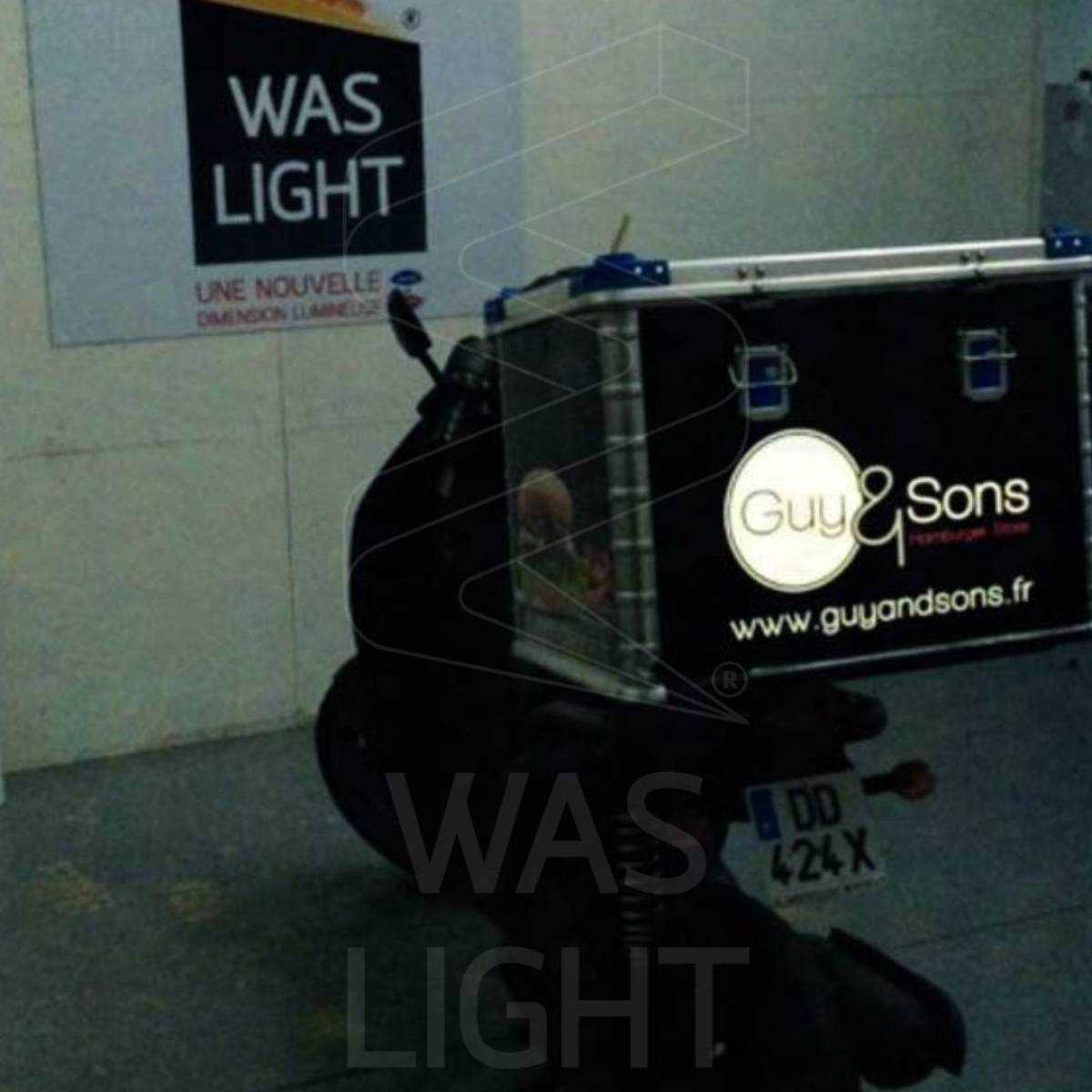 Covering électroluminescent sur les scooters des restaurants Guy & Sons à Lyon
