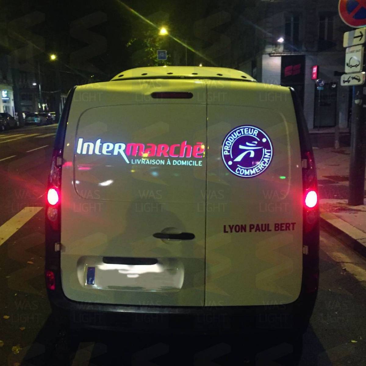 Covering lumineux Intermarché à Lyon face arrière du véhicule