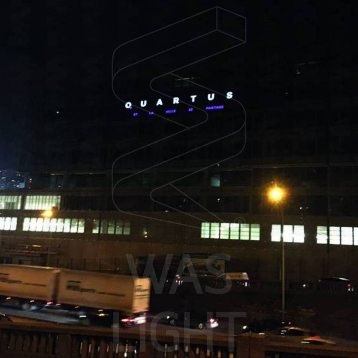 Création et innovation d'une vitrophanie lumineuse Quartus sur la façade d'un bâtiment à Paris