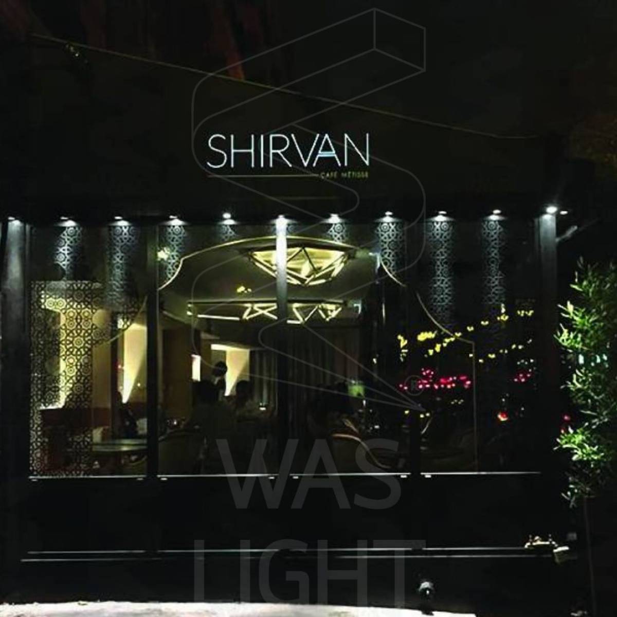 Store lumineux pour le restaurant Shirvan à Paris