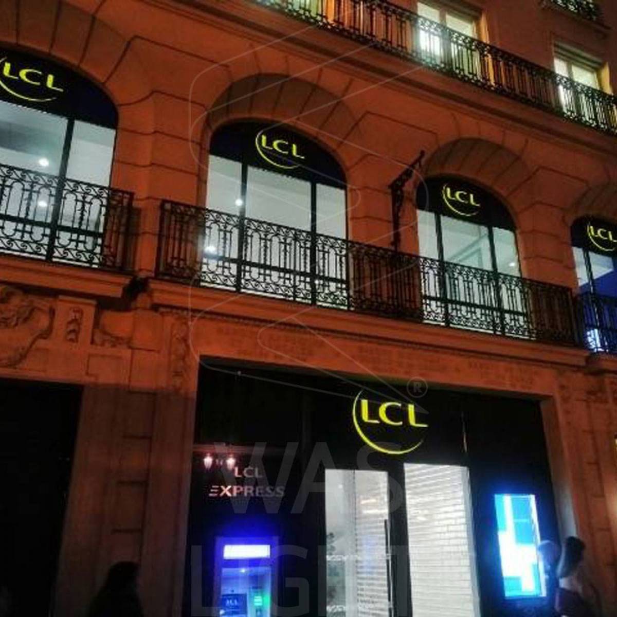 Vitrophanie électroluminescente agence bancaire LCL Paris