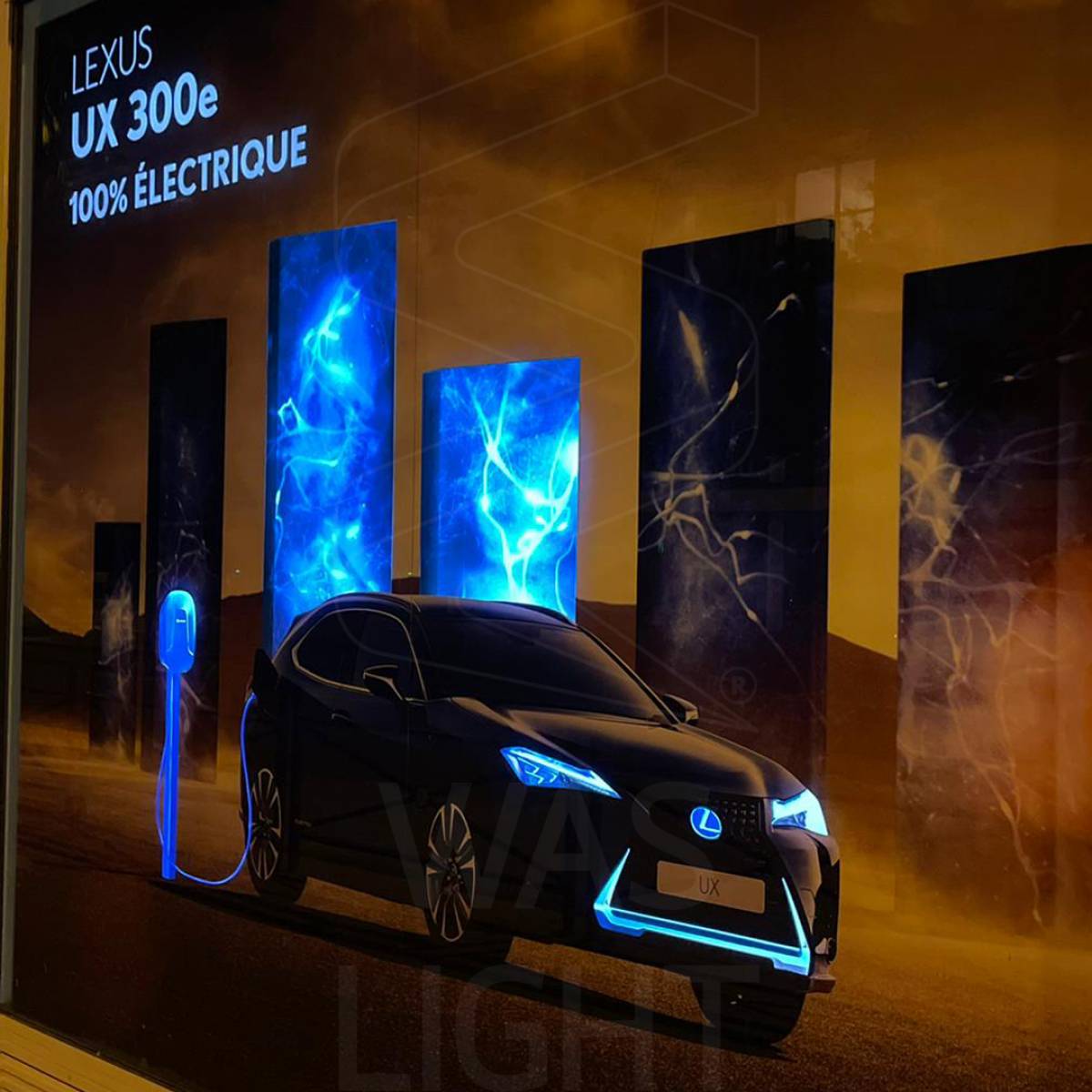 Vitrophanie lumineuse pour concession automobile Lexus à Paris