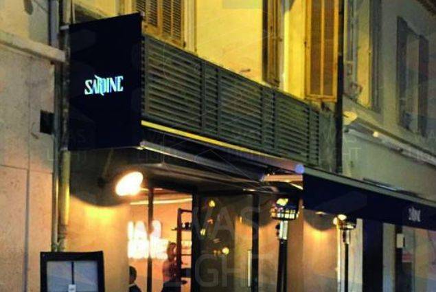 Confection et installation d'une enseigne drapeau lumineuse pour le  restaurant Sardine - Vente de film de vitrine lumineux à Lyon - WAS LIGHT